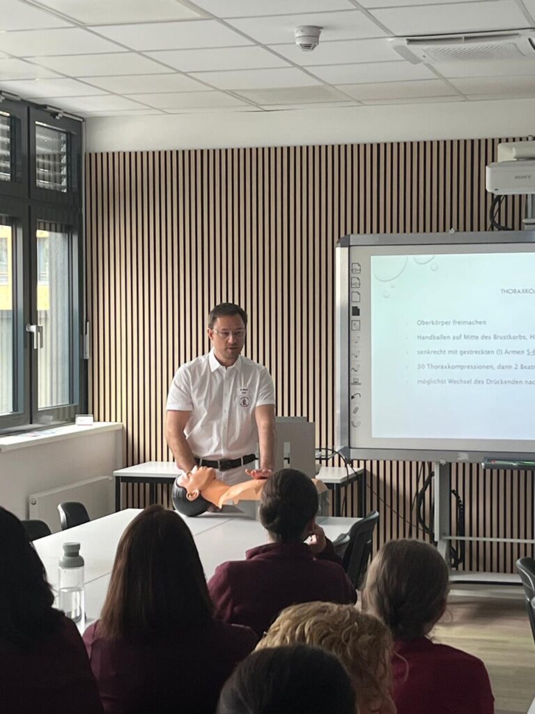Notfalltraining zur Reanimation im MVZ „Im Altstadtquartier“ als praxisnahe Weiterbildung für das gesamte Team